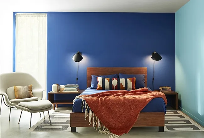 Chambre bleue audacieuse