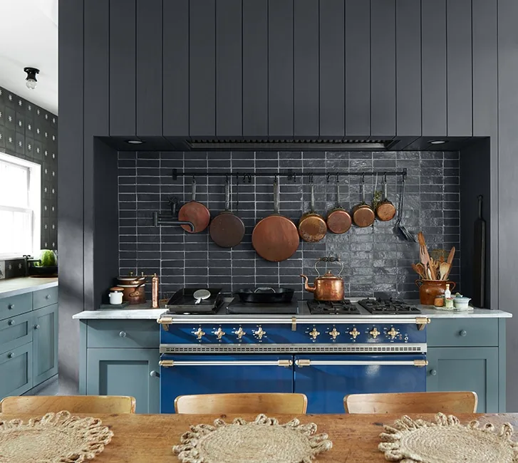 Cuisine bleu & shiplap noir