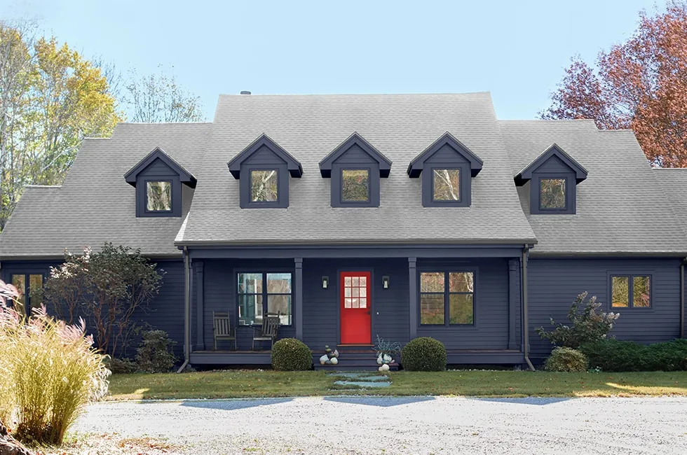 Maison bleue, porte rouge